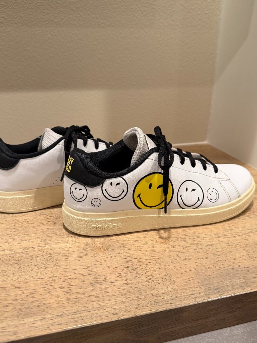 adidas x Smiley World Advantage Sneakers Youth Size 5 White IH6276 - Picture 3 of 10